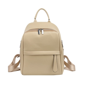 Gros plan du sac à dos en cuir PU beige avec texture litchi et détails argentés
