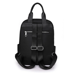 Vue arrière du sac à dos en nylon noir avec poche antivol et bretelles réglables