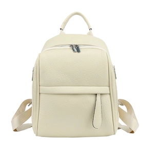Détail de la texture en cuir grainé crème et fermeture éclair argentée sur le sac à dos femme
