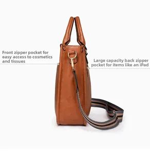 Vue détaillée du sac à main en cuir marron montrant le profil et la large bandoulière