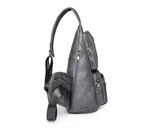 Vue latérale du sac bandoulière gris foncé avec compartiments zippés multicouches
