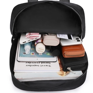 Vue de dessus de l'intérieur du sac à dos montrant sa grande capacité et ses compartiments