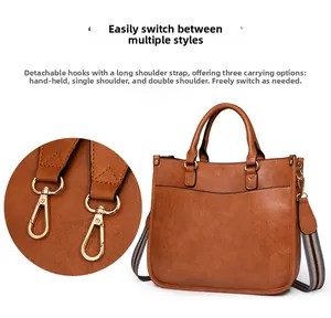 Détail du sac en cuir marron avec crochets amovibles pour trois modes de transport