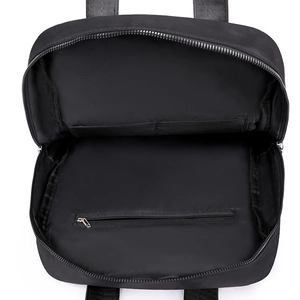 Vue intérieure du sac à dos en nylon noir avec compartiments et fermeture éclair