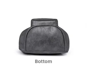 Vue détaillée du fond du sac à dos en cuir PU gris foncé avec coutures et texture