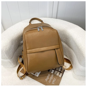 Sac à dos en cuir PU marron texture litchi avec fermetures éclair argentées sur blanc