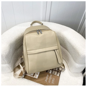 Détail de la texture cuir beige et fermeture éclair sur un sac à dos pour femmes