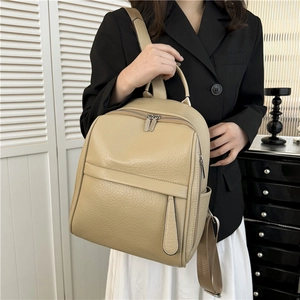 Détail du sac à dos en cuir PU kaki grainé avec plusieurs poches zippées pratiques
