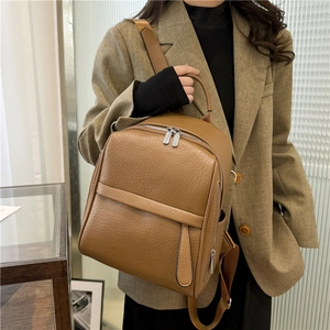 Vue détaillée du sac à dos en cuir grainé marron avec double fermeture éclair