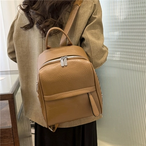 Sac à dos classique en cuir grainé marron pour femme avec fermetures éclair argentées