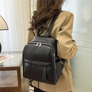 Vue détaillée du sac à dos noir en cuir PU avec texture grainée et zip argenté élégant