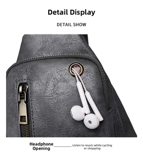 Détail du sac de poitrine en similicuir gris avec port casque et fermeture éclair métallique
