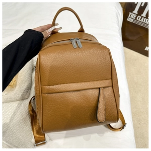 Vue détaillée du sac à dos marron en cuir PU à motif litchi avec fermetures éclair argent