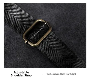 Détail de la bandoulière réglable en nylon noir avec boucle en métal bronze antique