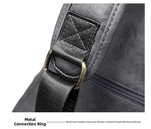 Détail de l'anneau métallique et couture triangulaire renforcée sur le sac bandoulière