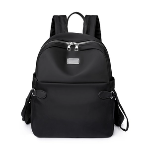 Detail eines wasserdichten Oxford-Rucksacks mit silbernen Reißverschlüssen und Tragegriff
