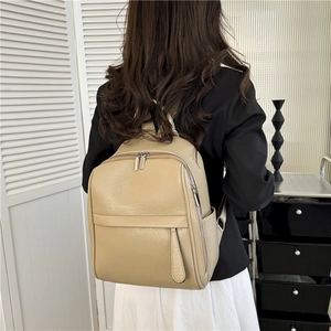 Sac à dos décontracté beige pour femme en cuir litchi avec accessoires argentés