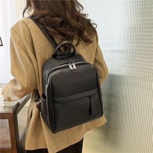 Sac à dos chic en similicuir noir pour femme avec texture litchi et style décontracté