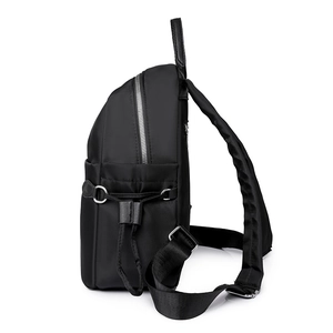Seitenansicht des schwarzen Oxford-Rucksacks mit silbernen Reißverschlüssen und Riemen