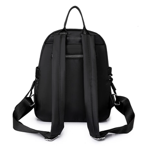 Detail eines schwarzen Oxford-Rucksacks mit verstellbaren Trägern und versteckter Diebstahlschutztasche