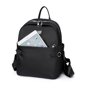 Detail des Vorderfachs am schwarzen Oxford-Rucksack mit einem 10-Zoll-Tablet