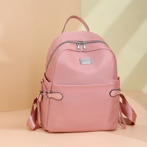 Detailansicht des rosa Oxford-Rucksacks mit Silber-Reißverschlüssen und Seitentasche