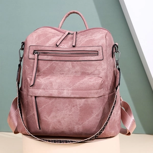 Détail du sac à dos en similicuir rose avec texture marbrée et sangle amovible