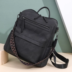 Détail du sac à dos en cuir PU noir avec bandoulière tissée et finitions mates