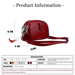 Détail du sac bandoulière en cuir rouge, dimensions 19x13x6cm et poches multi-zips