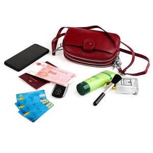 Sac bandoulière en cuir rouge foncé avec grand espace pour téléphone et passeport