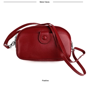 Vue détaillée du cuir grainé bordeaux et des finitions de ce mini sac bandoulière