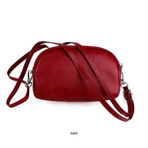 Vue arrière du sac bandoulière en cuir rouge texturé avec deux fermetures éclair