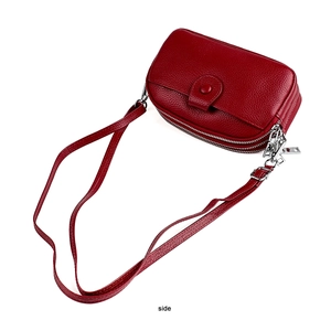 Vue de dessus d'un sac bandoulière en cuir rouge grainé avec double fermeture éclair
