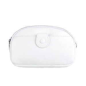 Détail de la texture cuir litchi blanc du mini sac bandoulière avec zip métallique