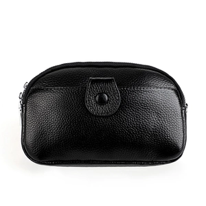 Détail du sac de téléphone en cuir grainé noir avec double fermeture éclair et bouton pression