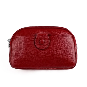 Gros plan du mini sac en cuir rouge vin montrant la texture détaillée du grain