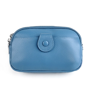 Détail du sac à bandoulière en cuir grainé bleu avec poche frontale à pression