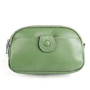 Détail macro du mini sac bandoulière en cuir vert grainé avec fermeture éclair argentée