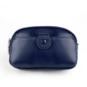Détail de la sacoche en cuir grainé bleu foncé avec poche avant à bouton-pression