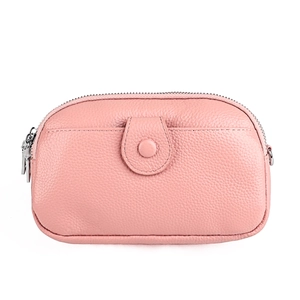 Détail du sac bandoulière en cuir rose grainé avec des finitions métalliques argentées