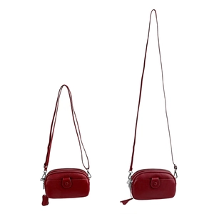 Petit sac bandoulière en cuir rouge avec trois poches zippées et bandoulière réglable