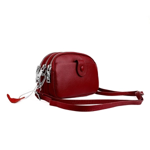 Sac bandoulière tendance en cuir bordeaux à motif litchi avec trois poches zippées