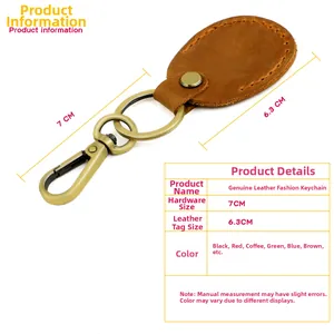 Gedetailleerd zicht op leren sleutelhanger en bronzen hardware met 7cm en 6,3cm maten
