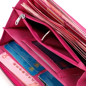 Détail d'un long portefeuille rouge rose avec protection RFID, texture tressée et fentes
