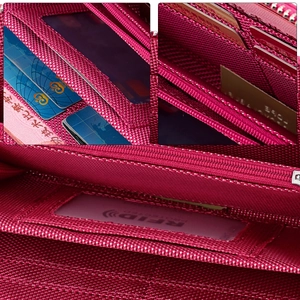Détail d'un portefeuille rouge rose RFID avec fentes pour cartes et compartiment zippé