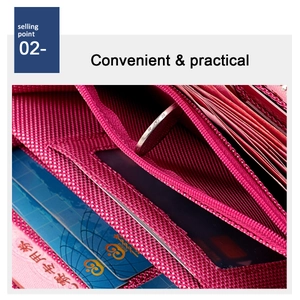 Détail d'un grand portefeuille magenta RFID avec plusieurs fentes pour cartes et billets