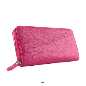 Vue latérale d'un long portefeuille en cuir rose avec texture litchi et couture en V