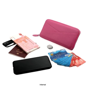 Vue intérieure d'un portefeuille long en cuir fuchsia avec fentes RFID et grande capacité