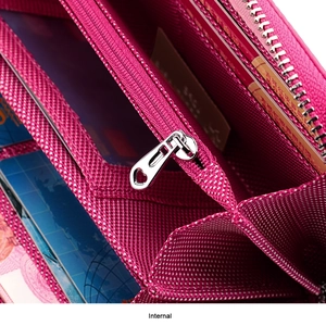 Détail de l'intérieur du portefeuille rose avec fentes pour cartes et zip en cœur