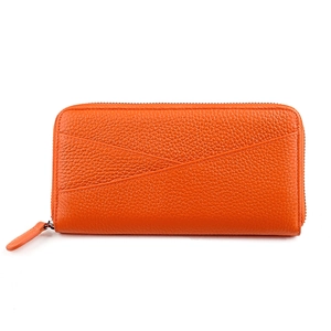 Détail d'un grand portefeuille en cuir orange avec coutures croisées et protection RFID